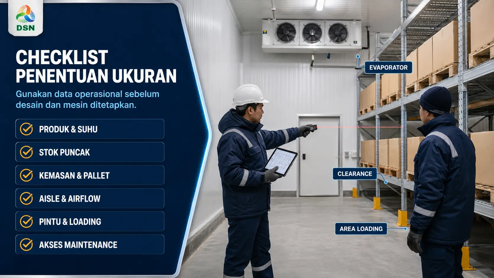 Teknisi mengevaluasi layout dan ukuran cold storage modern dengan pallet produk serta sistem evaporator