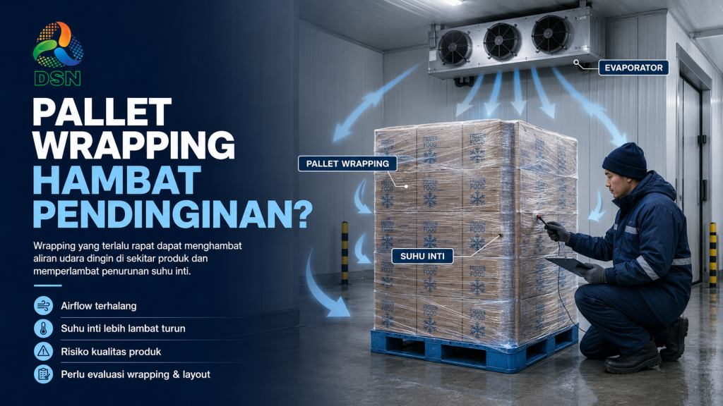 Teknisi mengevaluasi pallet wrapping dan aliran udara di dalam cold storage modern