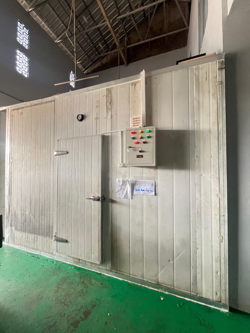 Dokumentasi cold storage dengan pintu panel dan sistem kontrol